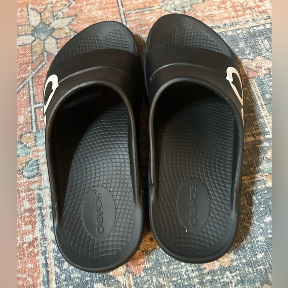 OOFOS Ooahh Slide Sandals Black & White Logo Design - Picture 6 of 8